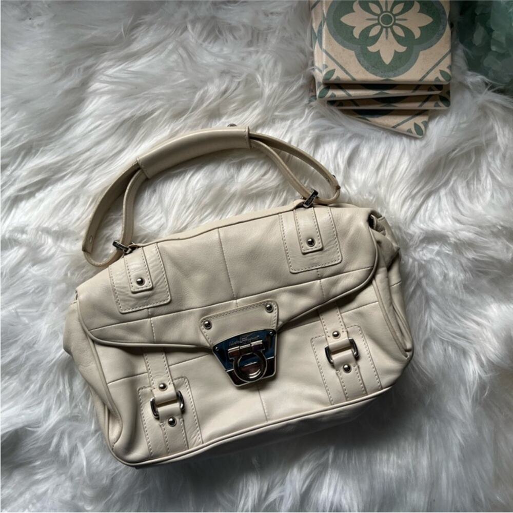 Salvatore Ferragamo cream leather handbag - Picture 5 of 13
